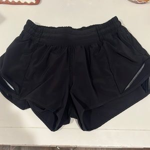 Lululemon Hotty Hot Low-Rise Lined Short 2.5"